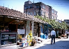 Typische Straße in Karasu an der türkischen Schwarzmeerküste : Häuser, Läden, Fußgänger